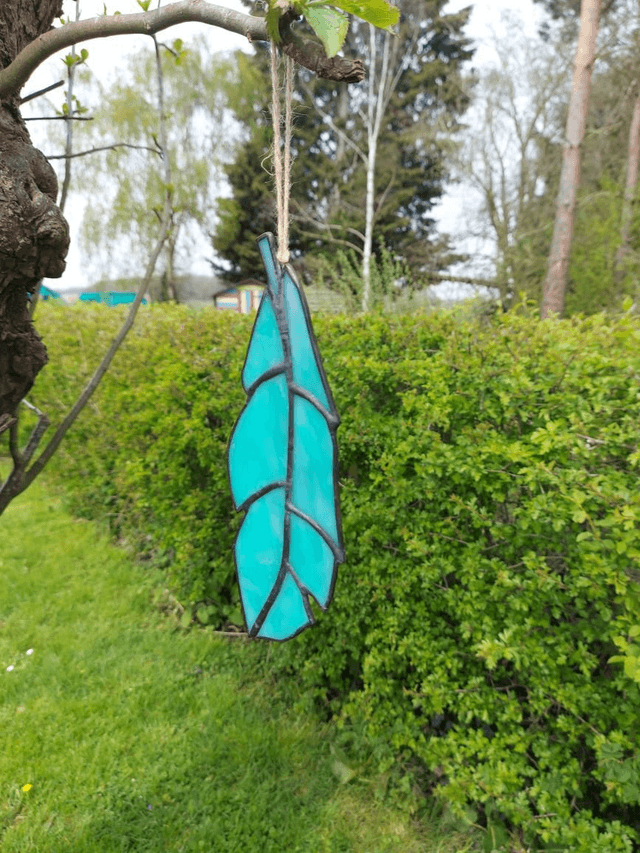 Opaque iridescent feather 