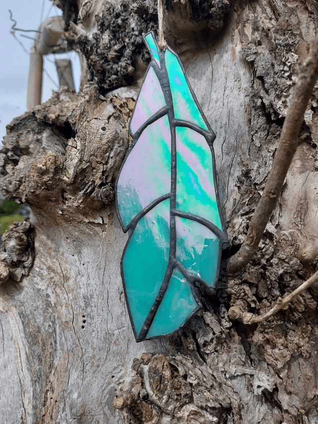 Opaque iridescent feather 