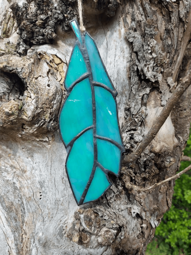 Opaque iridescent feather 